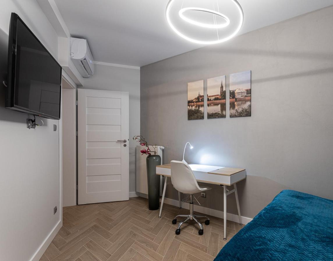 Apartment B&w Luxurious In The Center Of Wroclaw
