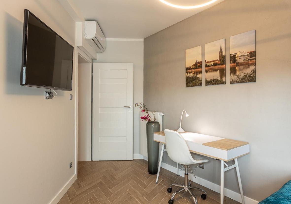 Apartment B&w Luxurious In The Center Of Wroclaw